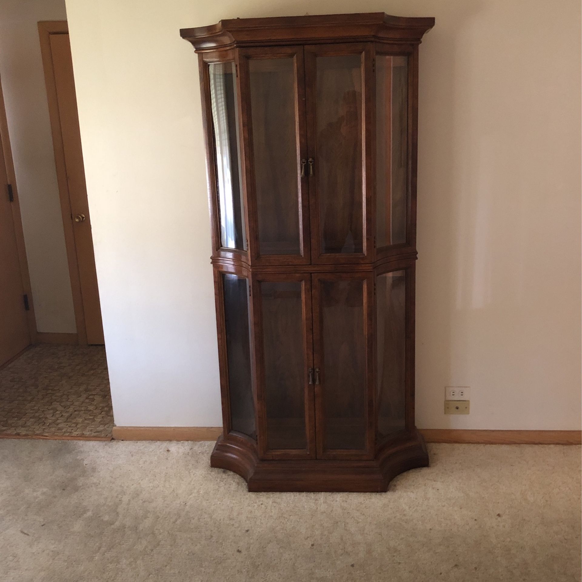 Lighted  Curved Glass Curio Cabinet (excellent Condition)