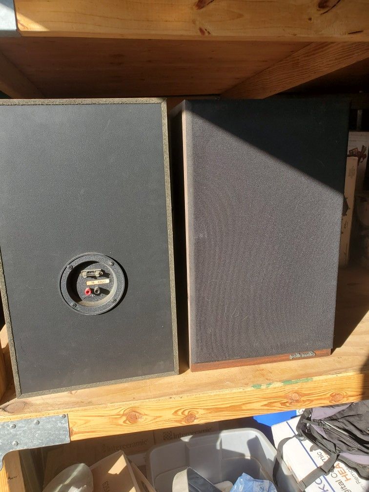 2 Polk Audio speakers - Perfect Condition