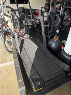 Curved treadmill