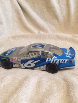 Mark Martin 1999 Mattel #6 Pfizer 1:24 NASCAR Ford Taurus Race Car