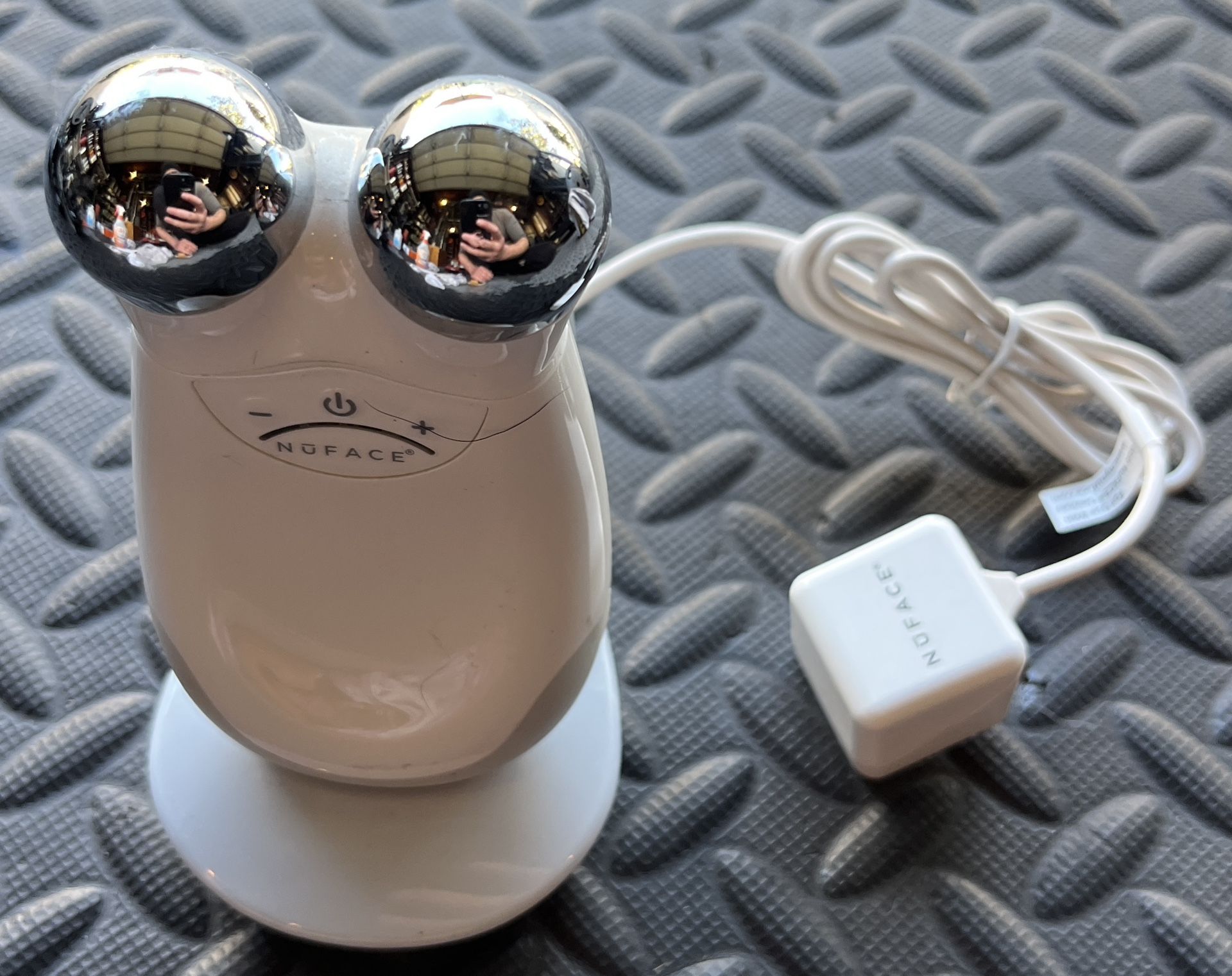 NuFACE Trinity Facial Toning Device & Charger – Firming, Lifting (OBO)