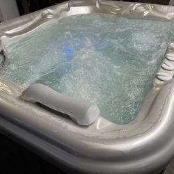  2-3 Person Hot Springs JetSetter Hot Tub/Spa 110 Volt, New Pillow, and NEW Cover. It has Lots of Powerful Jets, Ne