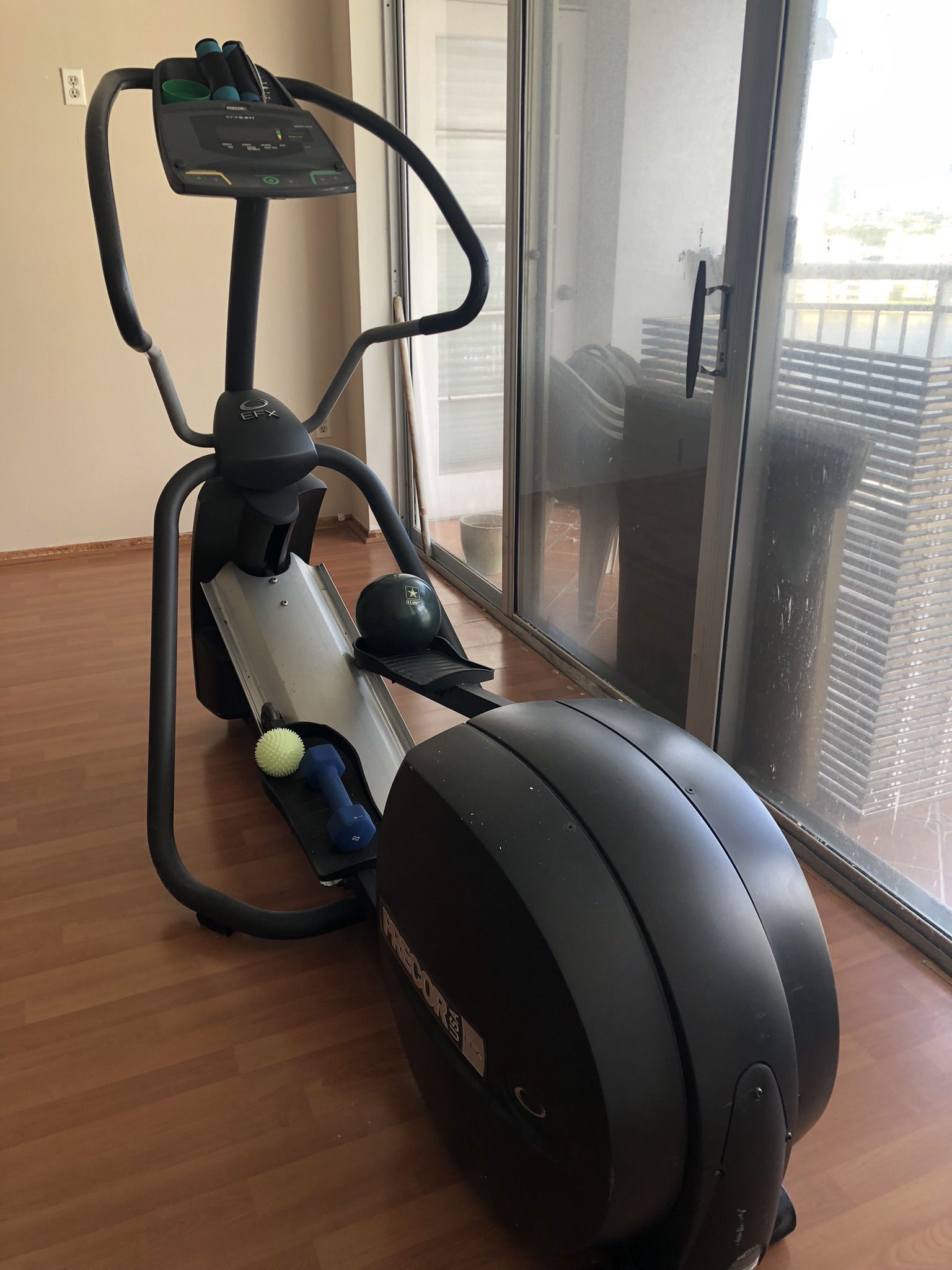 Elliptical Exercise Machine - Precor EFX 5.21i