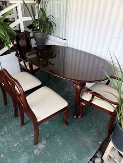 Beautiful Dining Table with 4 upholstered chairs