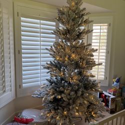 7.5ft Flocked Christmas’s Tree Pre Lit With Warm Lights