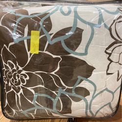 Queen Bedding With Pillows $20