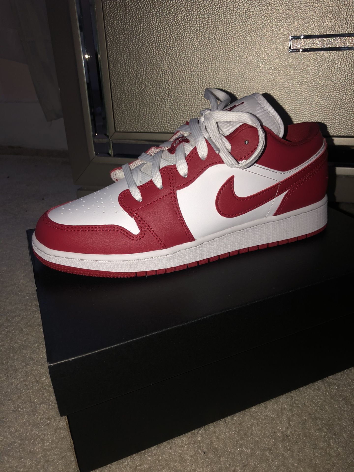 Jordan 1 low red size 7Y / 7M