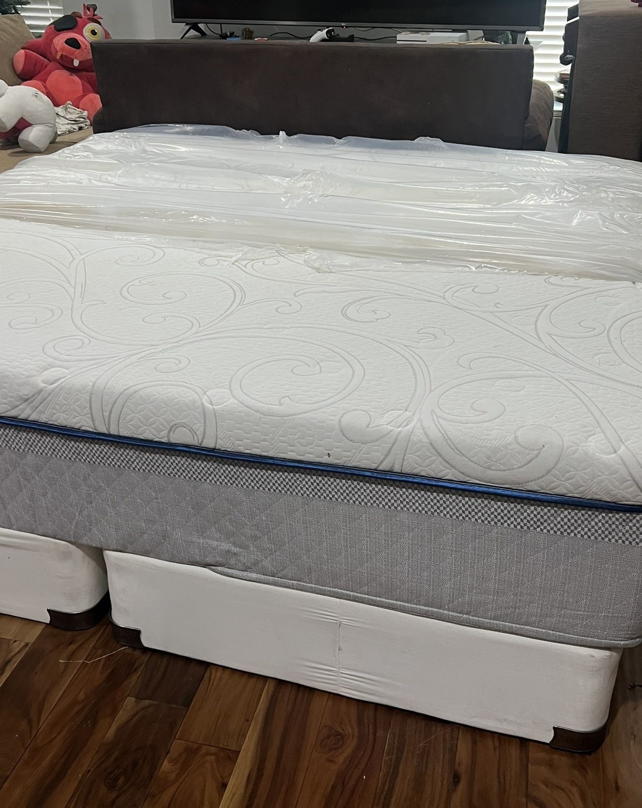 USED KING SIZE MEMORY FOAM MATTRESS WITH BOX SPRING DELIVERY AVAILABLE