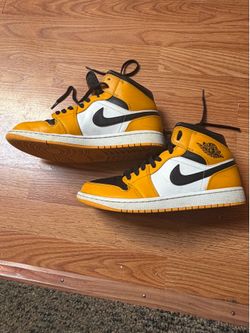 Nike men’s size 9.5  Air Jordan Mid 1
