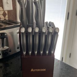 Astercook Knife Set With Knife Sharpener In Back Missing Scissors 30 Bucks Or Best Offer Must Pick Up