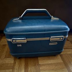 Vintage American Tourister Train Case — Overnight/Travel Case — Mid Century 60’s — No key — Excellent Condition/Clean