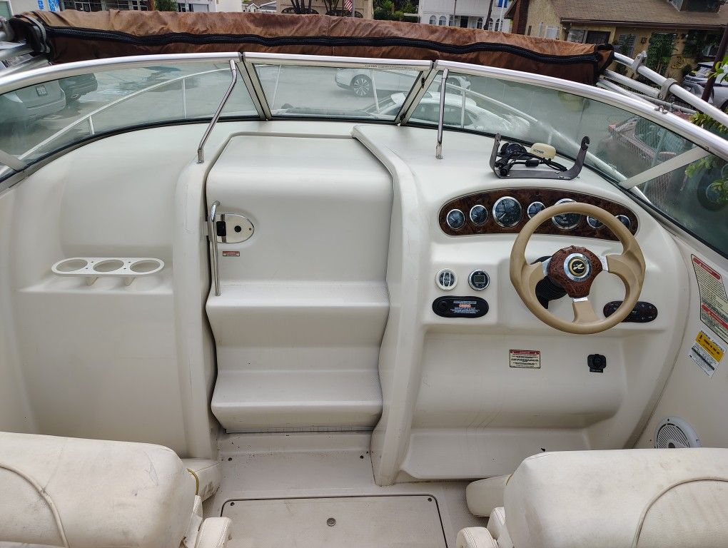 02 MerCruiser Sea Ray 225 weekender