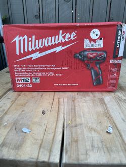 Milwaukee M12 12V Lithium-Ion Cordless 1/4 in. Hex Screwdriver Kit with Two 1.5Ah Batteries, Charger and Tool Bag