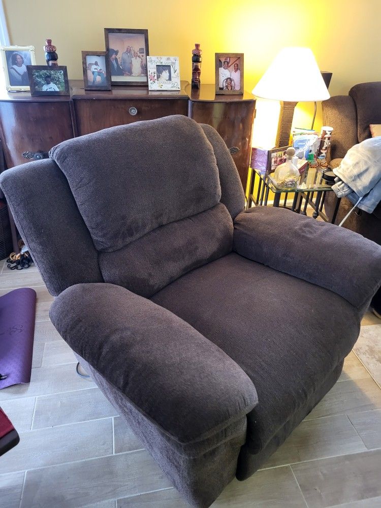 Like New Electric Recliner (Dark Brown)