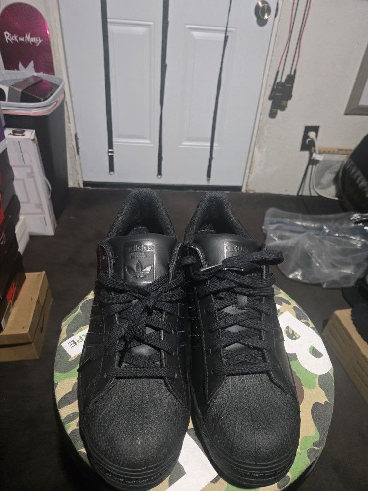 Adidas Superstar
All Black Men's Size 13 Excellent Condition