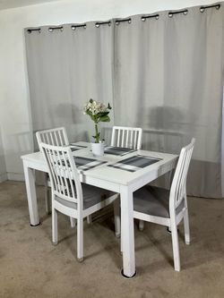 Contemporary Extendable Dining Table with 4 Chairs