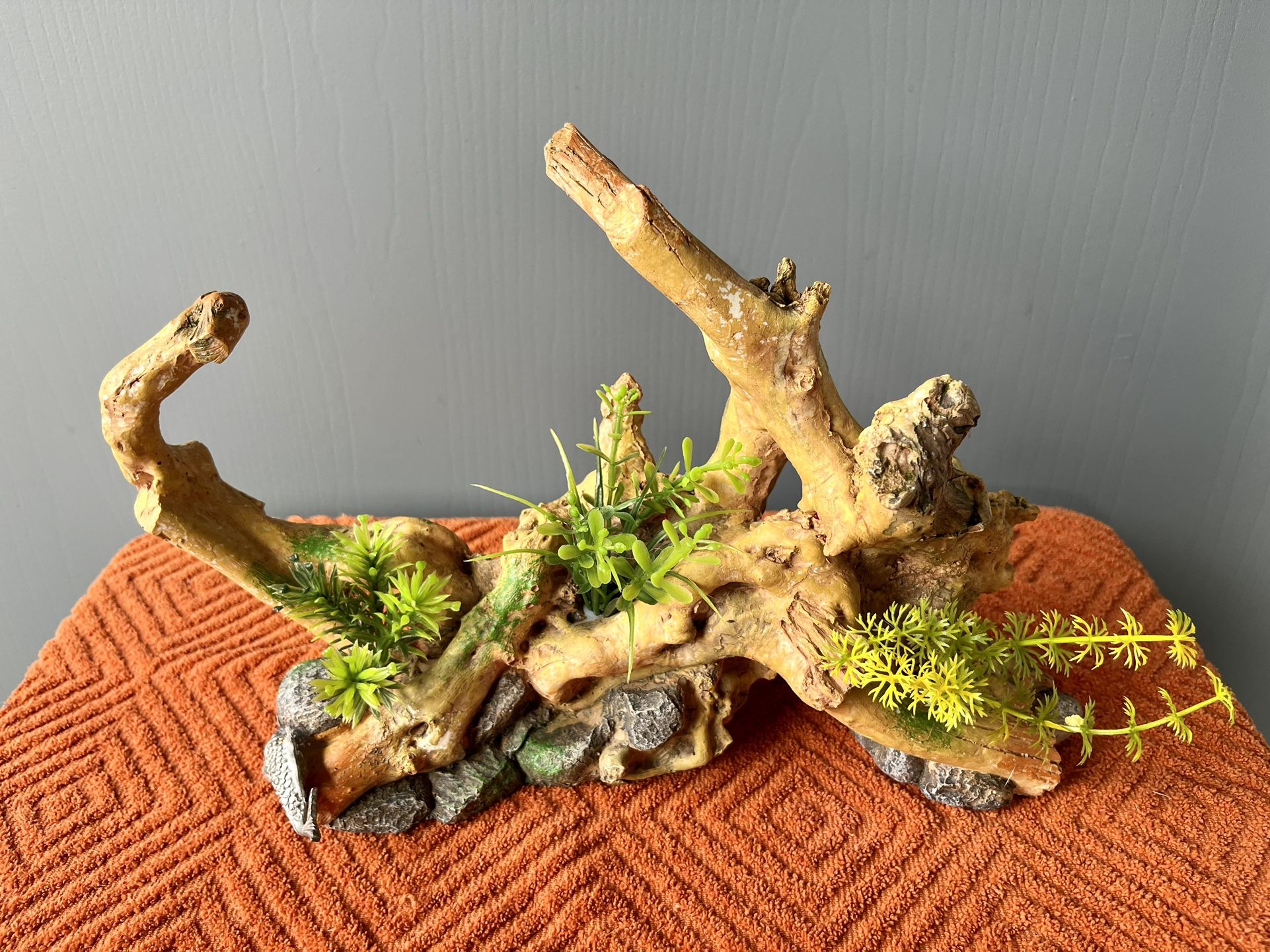 Imagitarium Driftwood w/ Plants & Silver Fish Aquarium Ornament