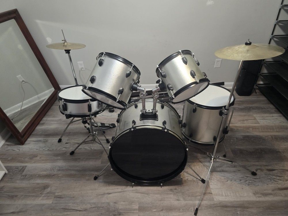 5 Piece Drum Set/Kit Silver