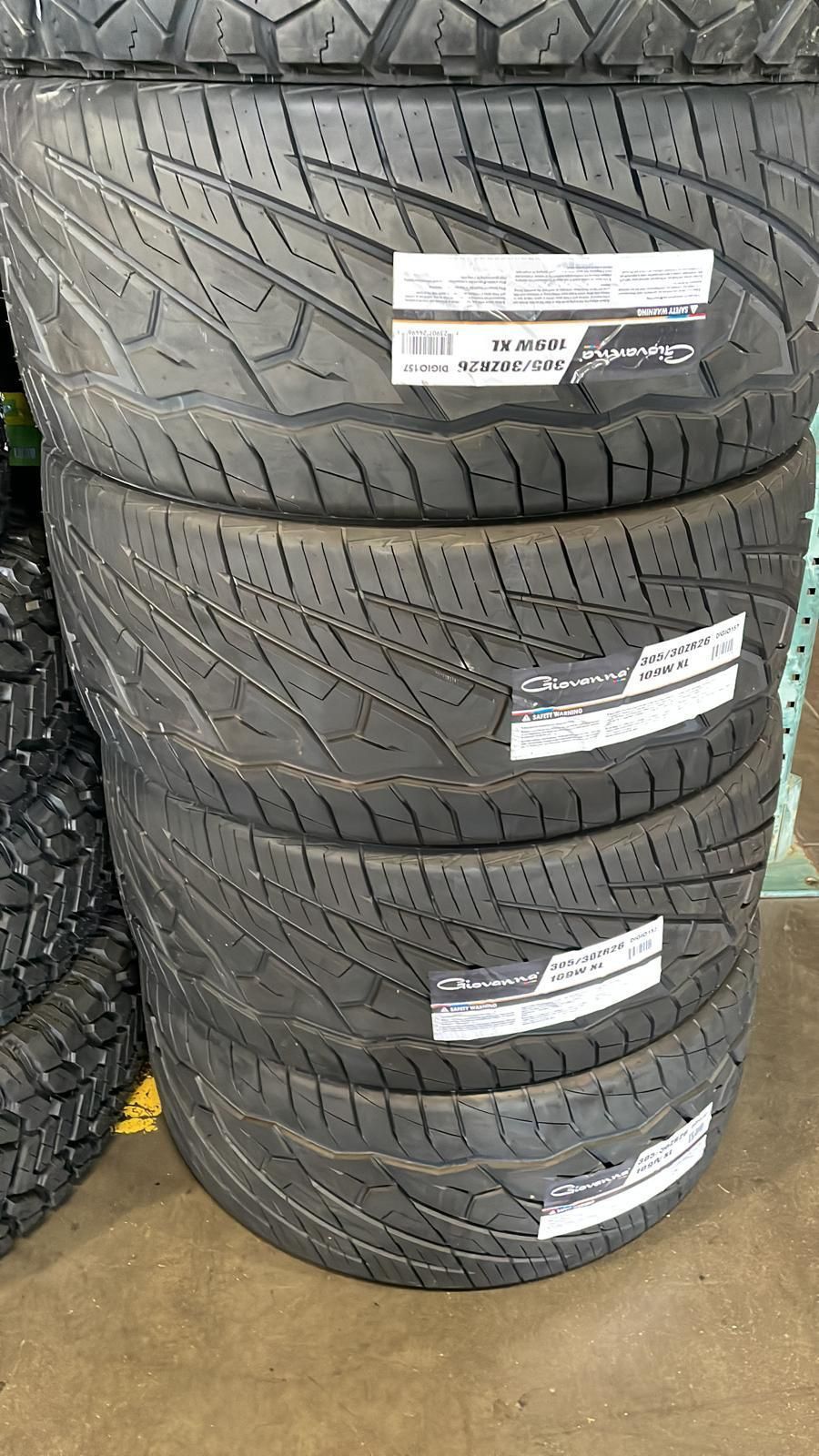 305 30 26 Llantas De Calidad 