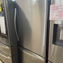 Whirlpool Bottom Freezer In Stainless Steel New Open Box Coubter Depth 