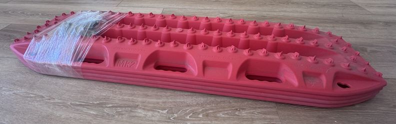 Maxtrax MKII Recovery Boards (4) with mounting pins- Never used on dirt