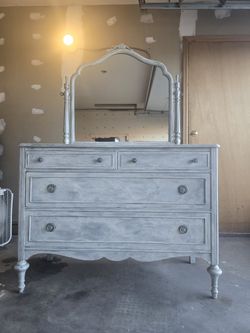 🪞 Vintage Dresser, Freshly Hand Re-Painted & Ready for a New Home – $199 OBO 🤍