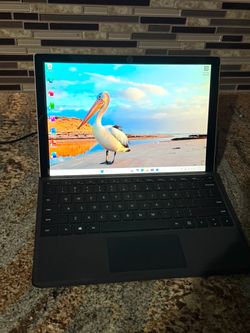 Microsoft Surface Pro (5th Gen) - 256 GB SSD - 8 GB RAM - Intel i7 - Windows 11 - Microsoft Office 2024