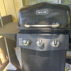 Dyna Glo 3 Burner Gas Propane BBQ Grill 