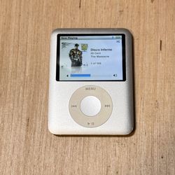 iPod Nano 3rd Gen 4GB Silver Model: A1236 Tested Good w/566 Songs Read Info Blw! 