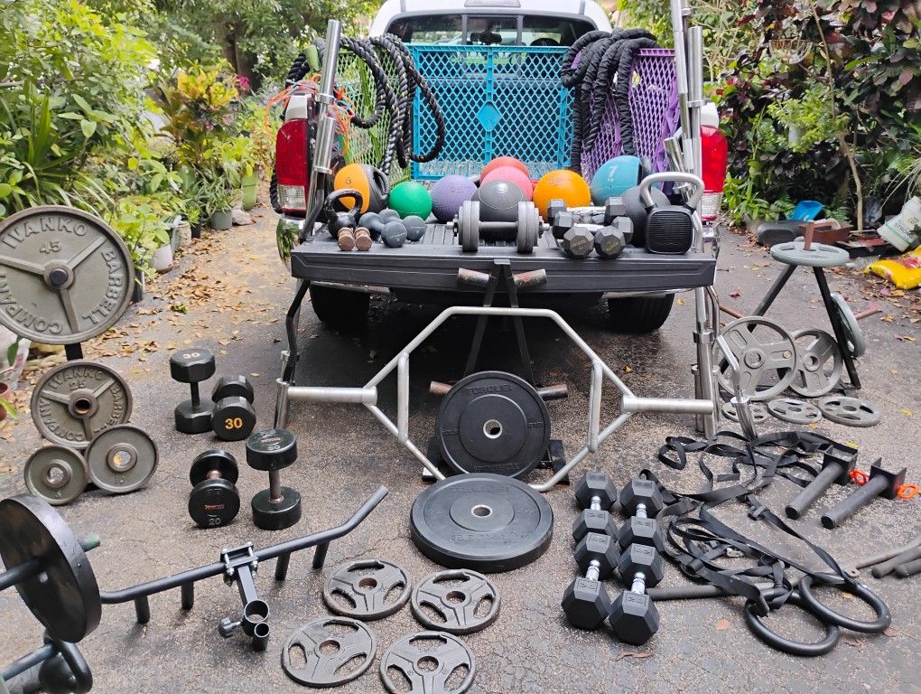 VARIETY  OF  WEIGHTS  : DUMBBELLS (RUBBER & STEEL)  /  PLATES  /  BARS :  (5/6/7/EZ CURL ) /  KETTLEBELLS :  (10s-100s)  /  MEDICINE  BALLS  /  ROPES