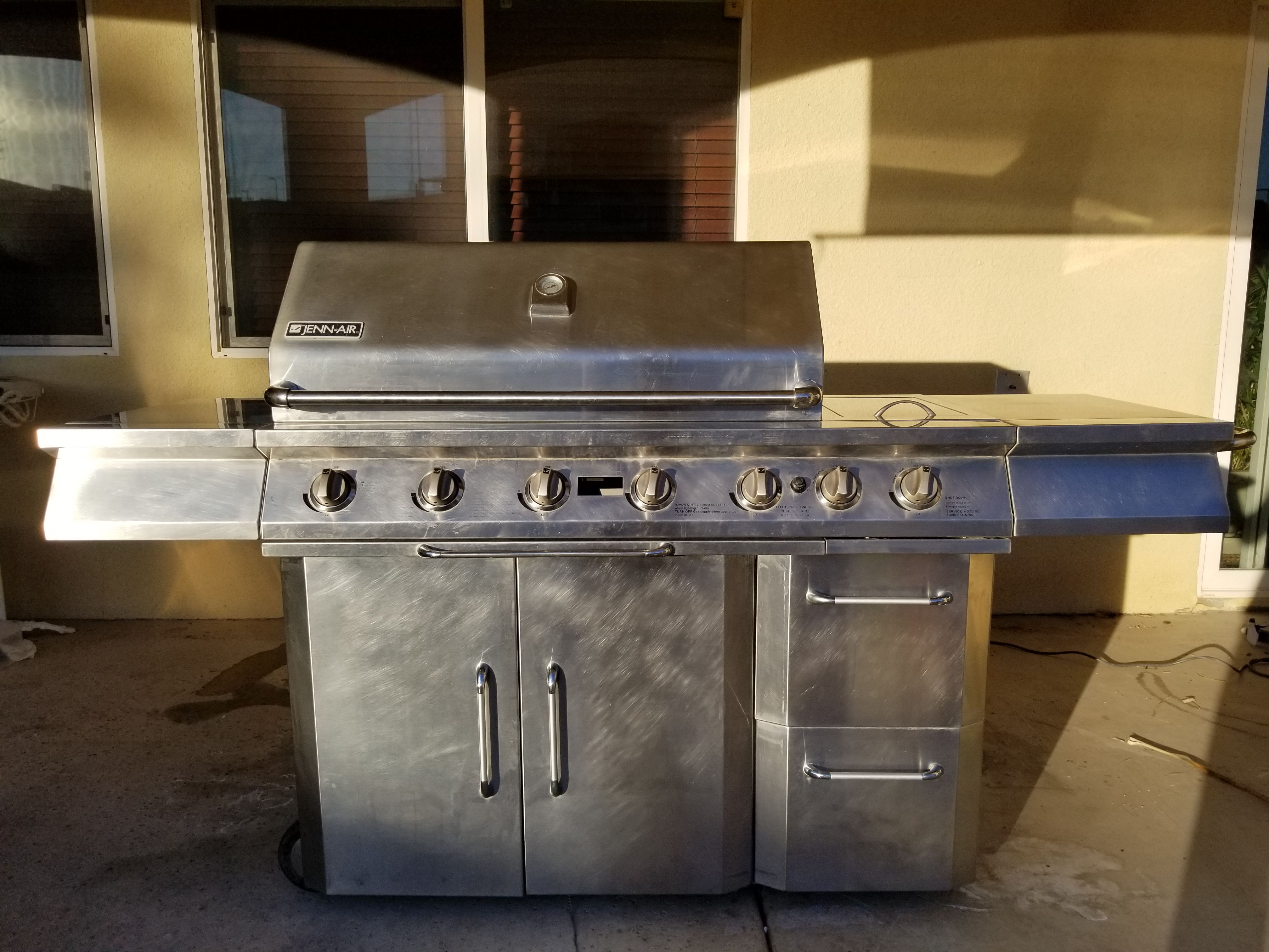 Jenn Air 60,000 BTU 5 burner gas grill for Sale in Victorville, CA