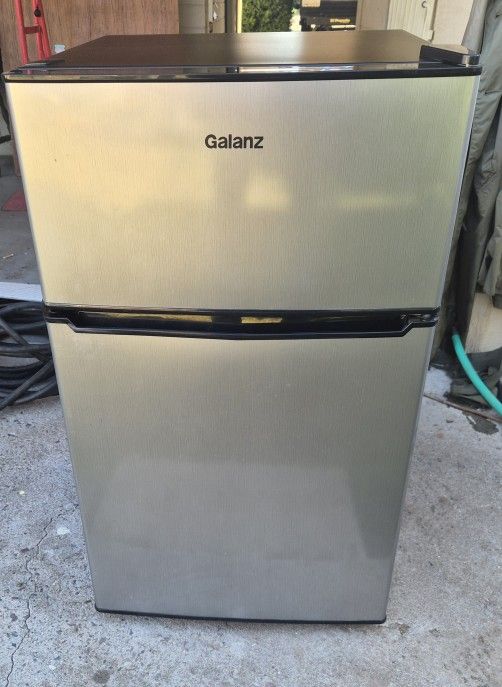 Mini Refridgerator/Freezer 