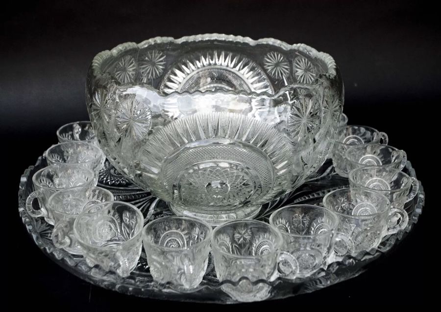 VINTAGE L E SMITH GLASS SLEWED HORSESHOE PUNCH BOWL, UNDERPLATE, LADLE & 14 CUPS