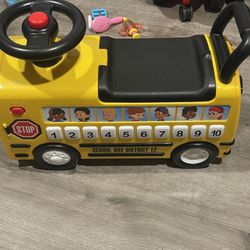 Tres carritos pues se usan para niños para niñas, pero más son dos de niño y uno de niña los tres por $30