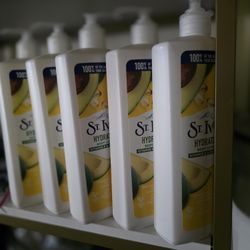 St Ives Hydrating Lotion - Vitamin E & Avocado NEW