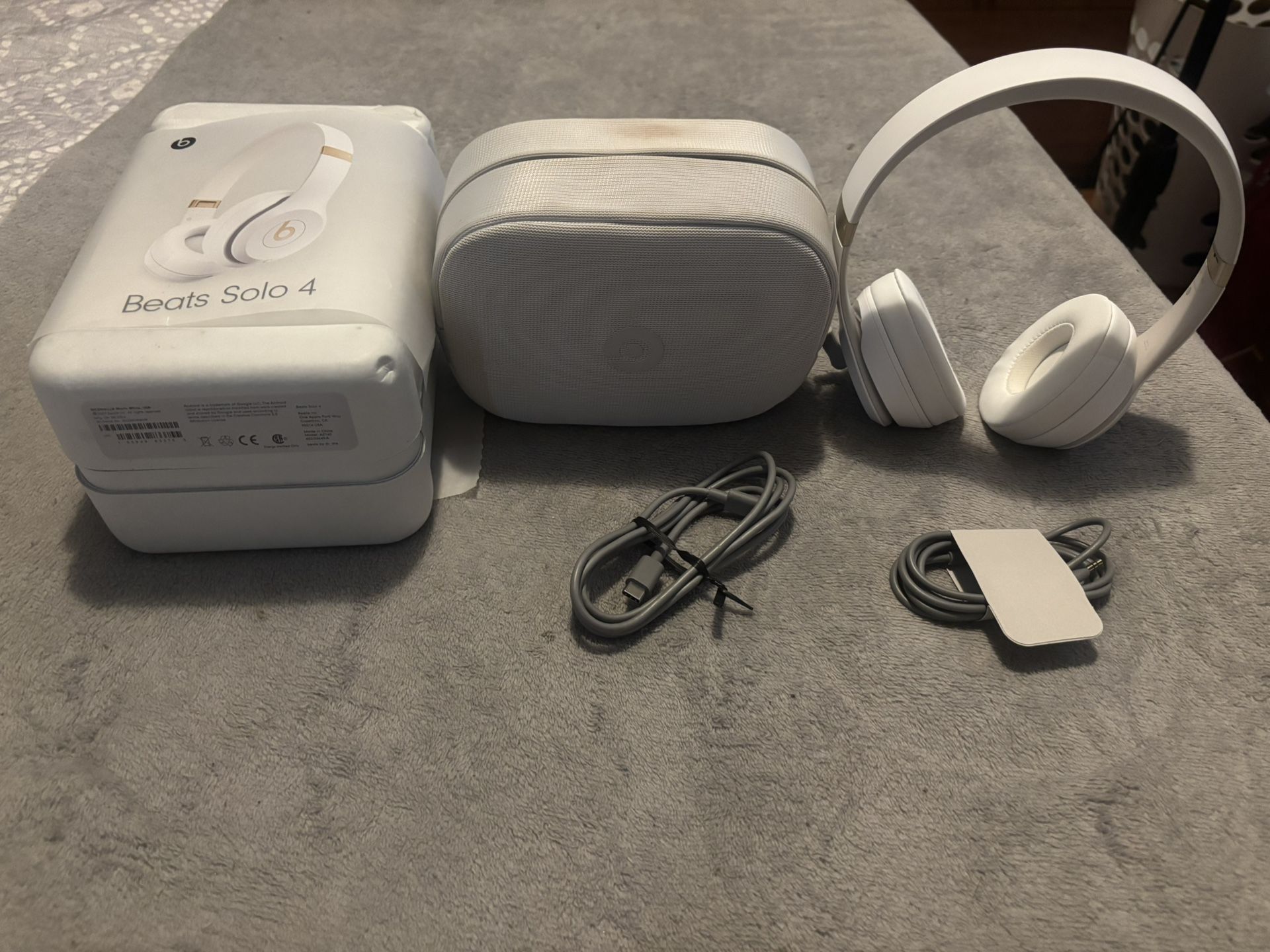 Beats Solo 4 Headphones (White And Gold)