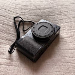 Ricoh GR IIIx Urban Edition Digital Camera - Black (26.1mm f/2.8 GR Lens)