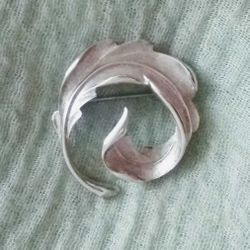 Vintage Rare Monet Silver Tone Feather Leaf Pin Brooch Costume Jewelry

