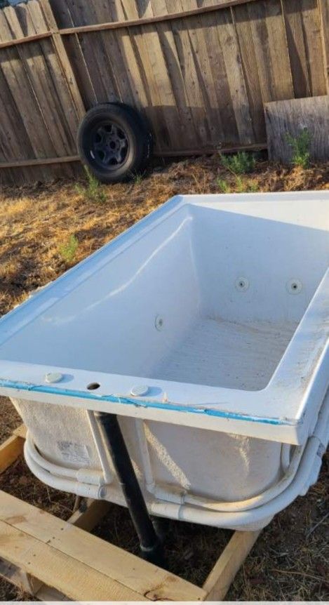 HYDROMASSAGE bath tub 2J25
65"1/2 X42 with hydro heat 1500
120 volt