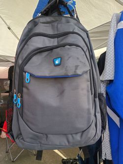 mochila escolar o de viaje de color gris con detalles en azul y bolsillos de malla en los laterales con Puerto USB