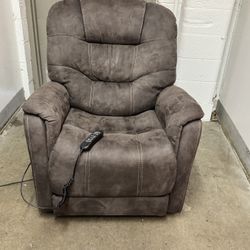 Ashley Furniture Signature Lift Chair – $300 (North Portland / St. John’s) Suede material. Measures 35.5” wide, seat is 24” deep. Works perfectly and 