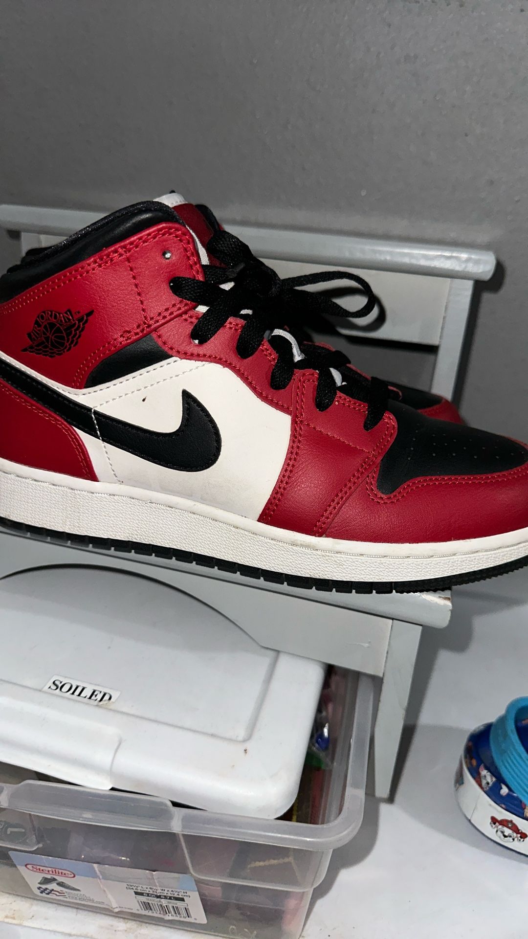 Retro Jordan 1 mid Chicago black toe