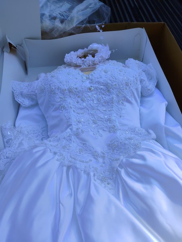 BEAUTIFUL SIZE 4 WEDDING DRESS