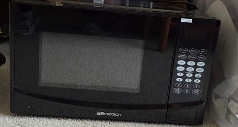 Emerson 900W Microwave Oven