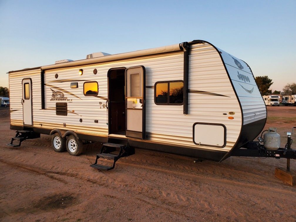 2017 30ft Jayco super slide sleeps 10 6000 lb