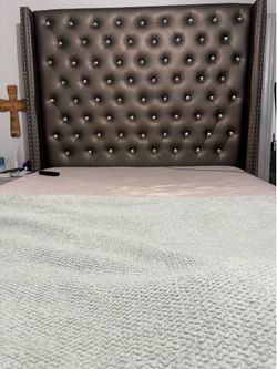 Queen bed frame/No mattress Free