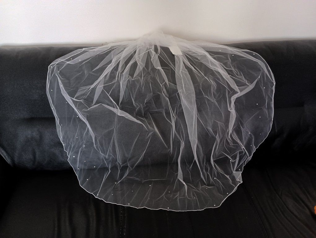 Brand NEW/ Never Worn Elegant White Bridal Wedding Veil With Swarovski Crystals