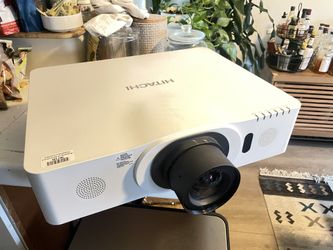 Hitachi 4200 lumens hdmi video projector