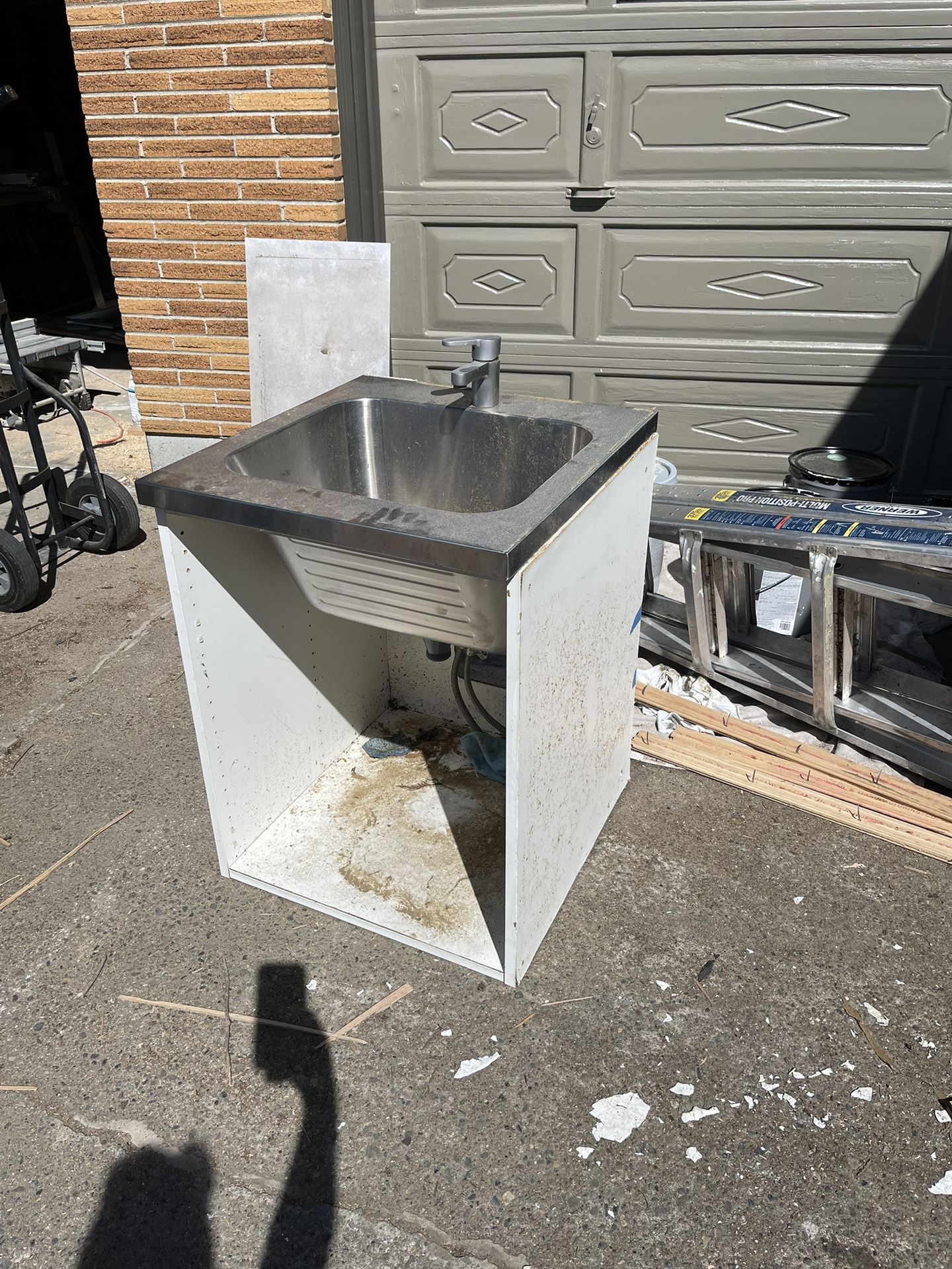 Laundry/utility Sink In Cabinet With Faucet And Legs