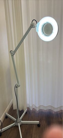 Magnifying lamp
